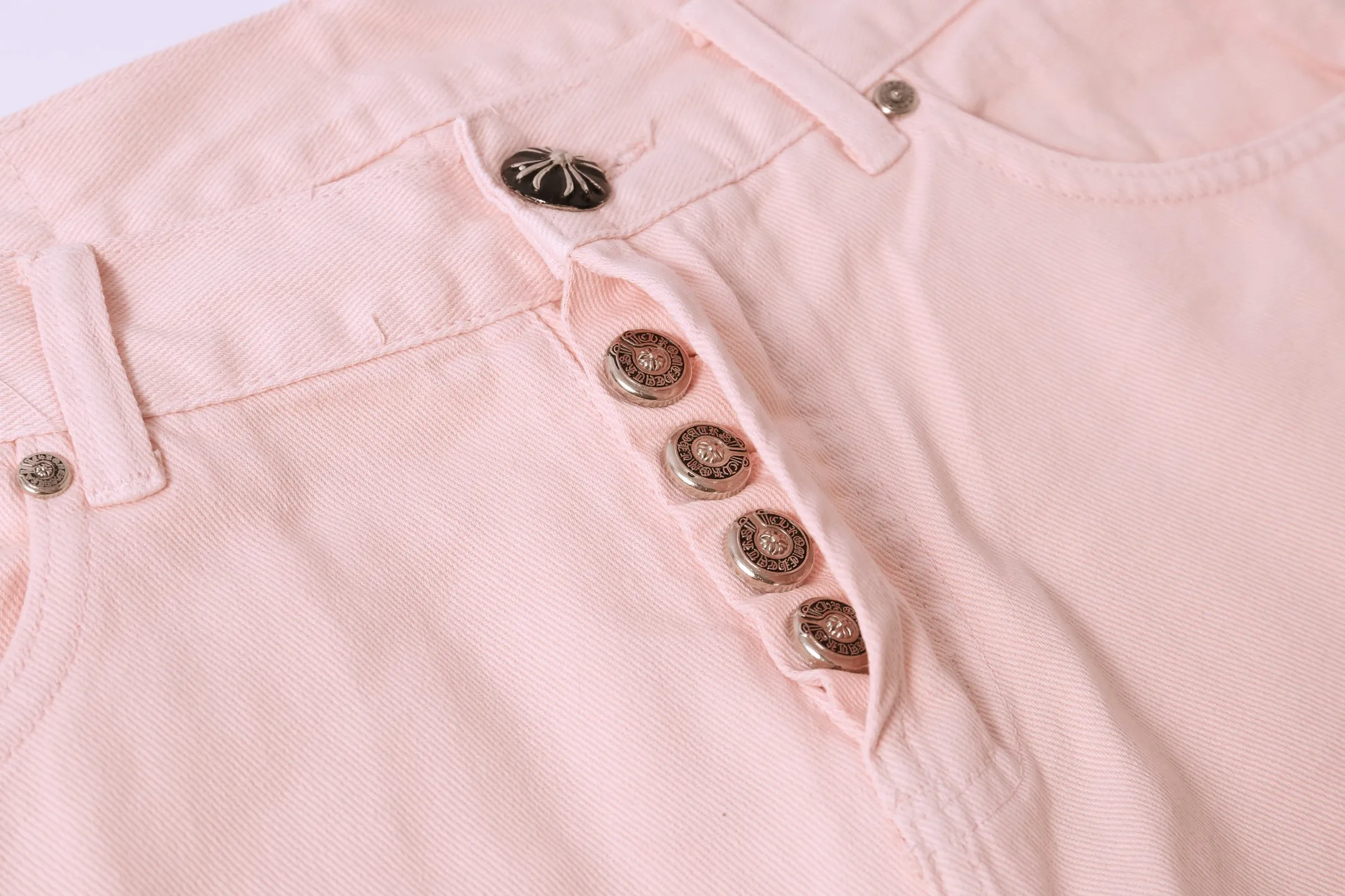 P280 style number: H883 Chrome hearts CH co-branded Drak Miami light pink jeans exude uninhibited personality and unique charm. Every wear and tear is carefully designed to present a unique artistic feel. Made of imported denim fabric, which has undergone heavy industrial washing and destruction treatment, the trousers show a super cool effect on the upper body, allowing you to dominate the fashion stage.  This is more than just a pair of jeans, it is an expression of attitude. With its unique design concept and ultimate pursuit of details, Croxin breaks traditional boundaries and defines the jeans trend in the new era. The trousers are made of double-layer woven fabric with customized hardware. Italian-made special cowhide is printed and cut. Custom-made sheepskin three-layer thick-line leather. The whole body is spliced ​​in heavy water washing. Craftsmen hand-splash ink. You can see the details. Three-dimensional cutting version. Loose and comfortable, not flattering. Makes taller and slimmer. Factory Seiko. Original quality control. Same style for men and women. Can be matched with couples. Versatile recommendation. Must-have jeans for all seasons. Color: light pink. Size: 28-30-32-34.
